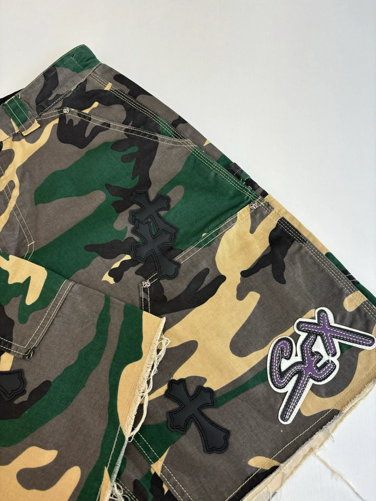 P500 Chrome Heart*/Chrome Heart CH leather camouflage shorts were purchased and developed from a Los Angeles agent for US$2,980. This style is made of custom-made military canvas fabric, restored 1:1 according to the original model, and printed with camouflage patterns. The customization period for the hem sex pattern stamp is 20 days, the minimum order is 1800 pieces, and the color plate is matched. The hardware buckles are all made of electroplated 925 silver material, the weight is perfectly restored, and they are aged and oxidized to black.  Size：S/M/L/XL